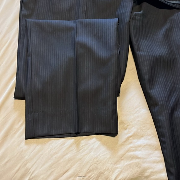 Daniel Hechter 2 button suit. 50 coat 45 pant. Dark brown w/ blue pinstripe - Picture 12 of 14